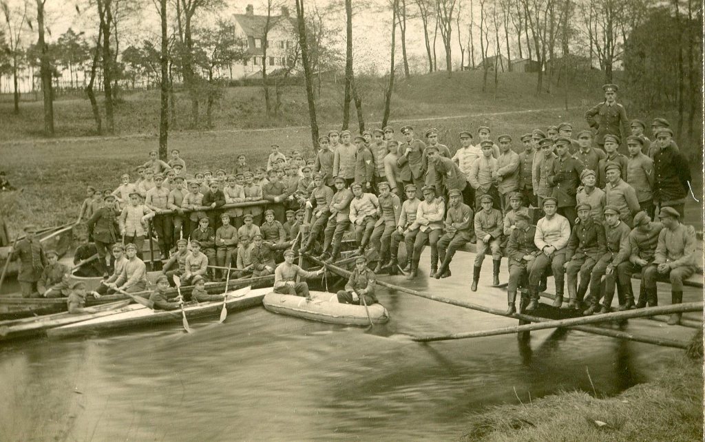 militari in canoa